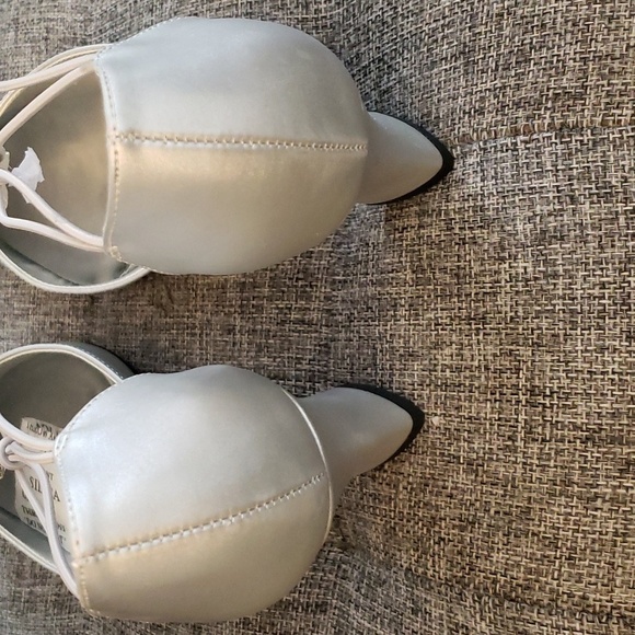 Easy Street Silver Satin Moonlight Dress Pump Size 6 Extra Wide - Picture 5 of 9